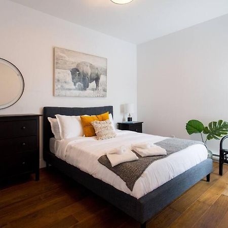 Sleek Condo In The Heart Of Little Italy By Den Stays 蒙特利尔 外观 照片