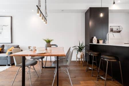 Sleek Condo In The Heart Of Little Italy By Den Stays 蒙特利尔 外观 照片