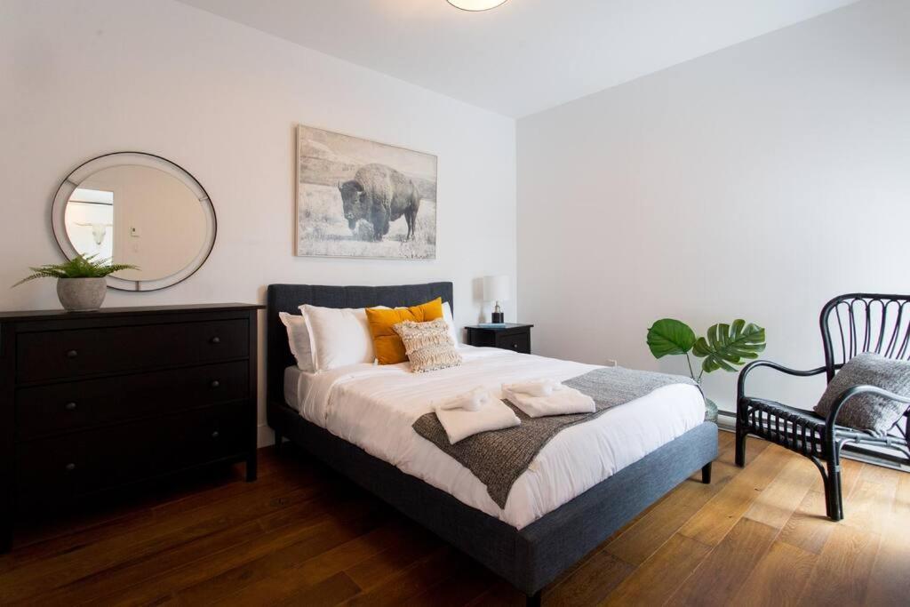 Sleek Condo In The Heart Of Little Italy By Den Stays 蒙特利尔 外观 照片