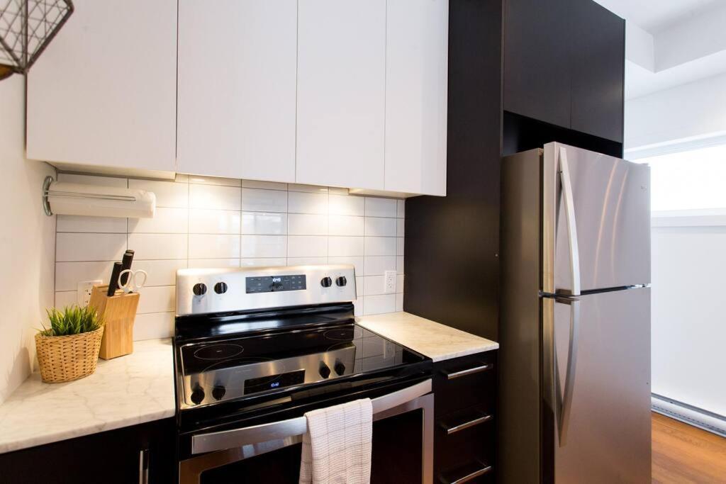 Sleek Condo In The Heart Of Little Italy By Den Stays 蒙特利尔 外观 照片