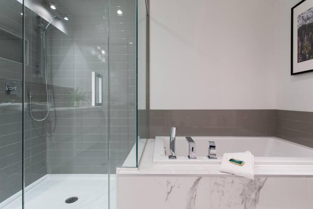Sleek Condo In The Heart Of Little Italy By Den Stays 蒙特利尔 外观 照片