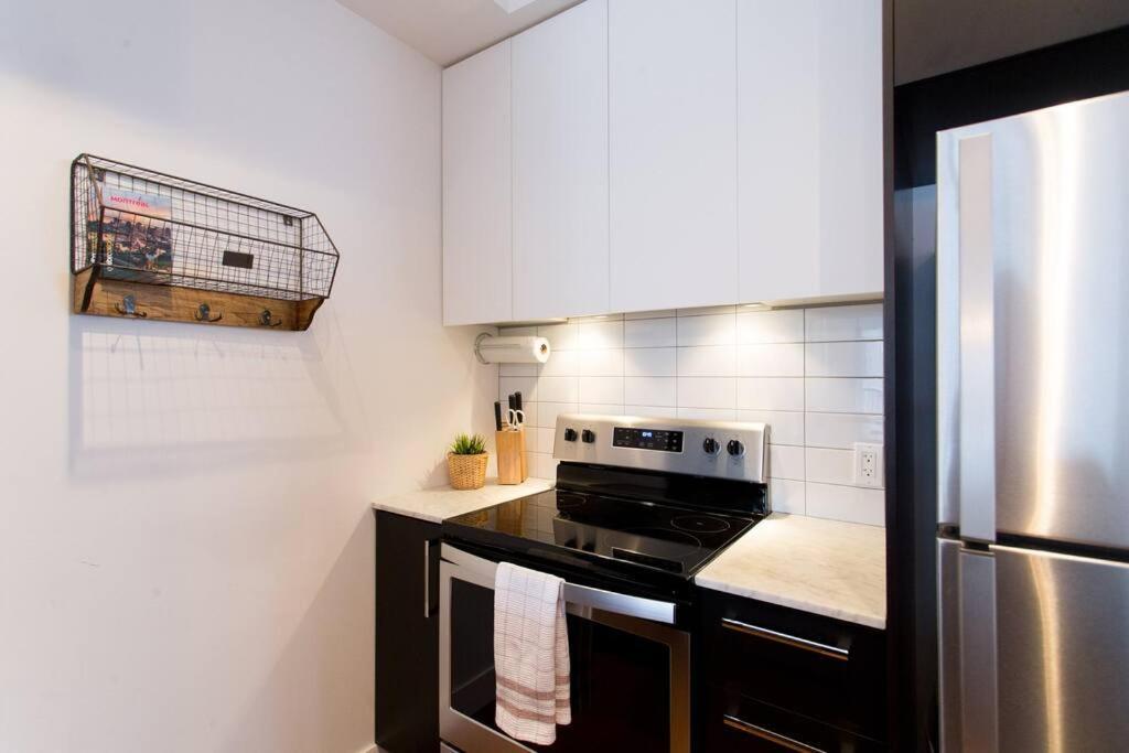 Sleek Condo In The Heart Of Little Italy By Den Stays 蒙特利尔 外观 照片