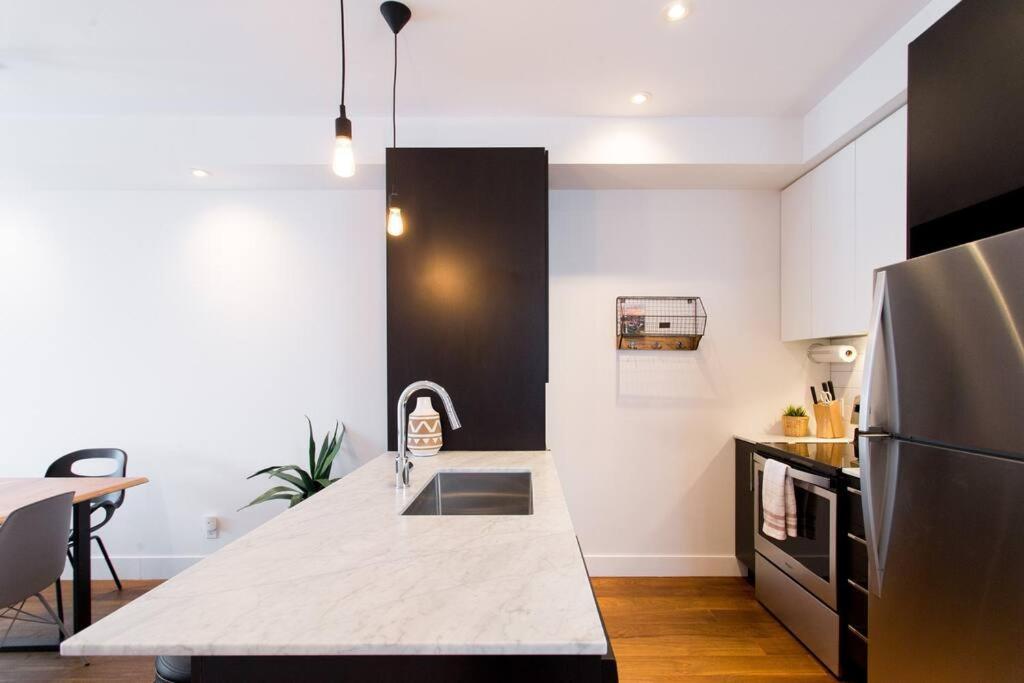Sleek Condo In The Heart Of Little Italy By Den Stays 蒙特利尔 外观 照片