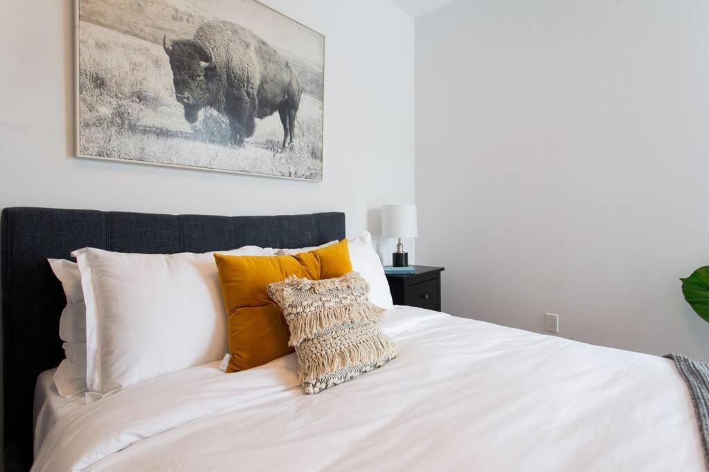 Sleek Condo In The Heart Of Little Italy By Den Stays 蒙特利尔 外观 照片