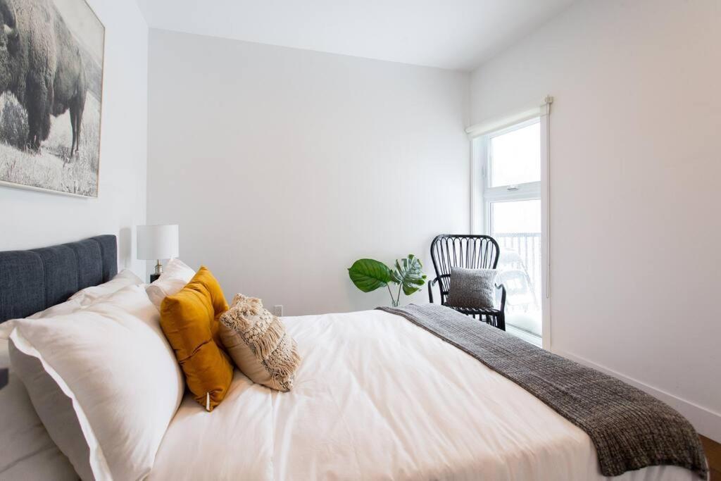 Sleek Condo In The Heart Of Little Italy By Den Stays 蒙特利尔 外观 照片