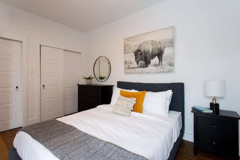 Sleek Condo In The Heart Of Little Italy By Den Stays 蒙特利尔 外观 照片
